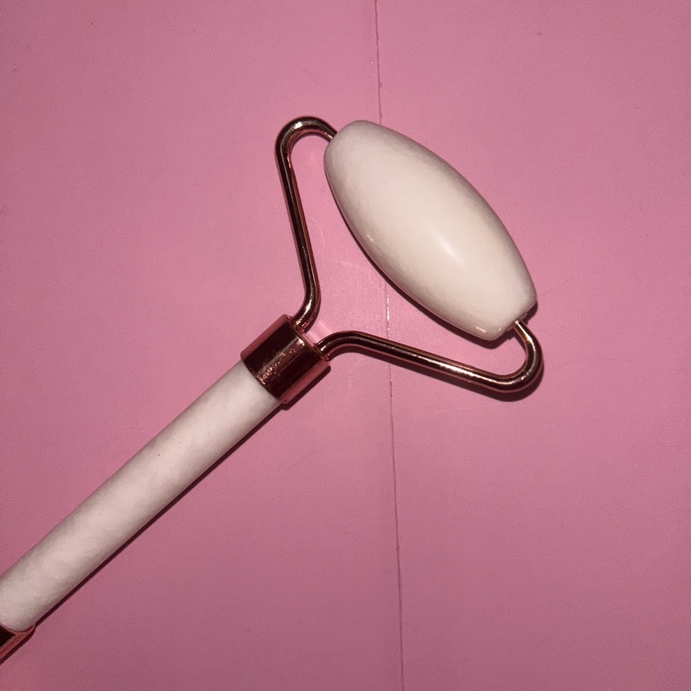 White stone face roller
